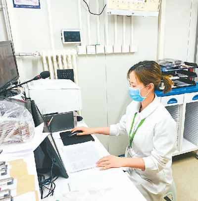 图为医疗队员在调试设备。北京天坛医院供图 时隔十七载 再战小汤山