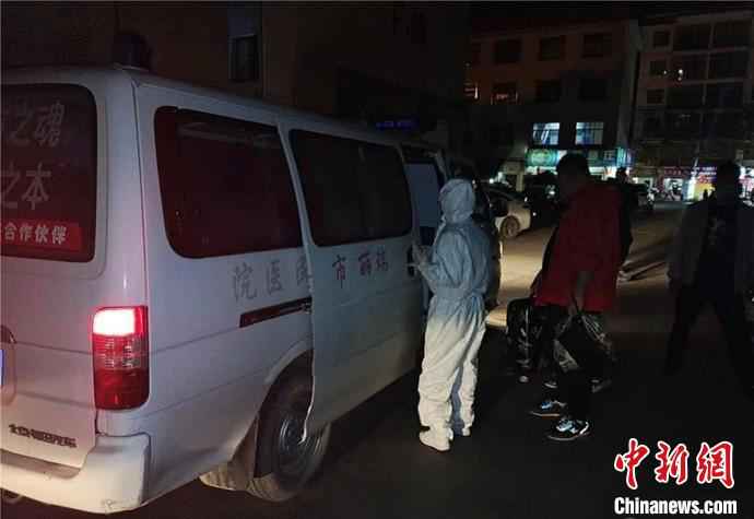 图为8名人员被强制隔离。 杨雪梅 摄 中缅边境瑞丽:8名高危地区返回人员擅自外出被强制隔离